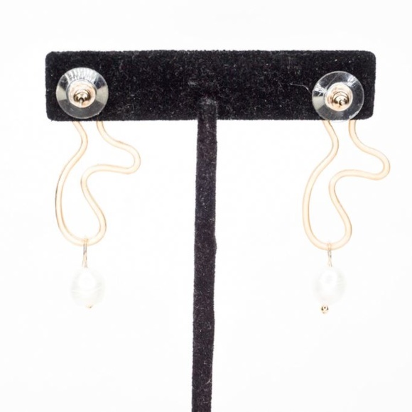 Abstract Matte Gold Pearl Earrings - Picture 4 of 4
